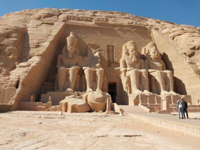 Abu Simbel, die Fassade und die Säulen Ramsis des Zweiten